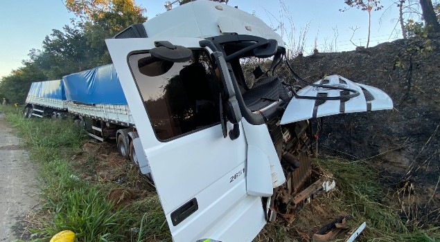 Grave Acidente Na Go Entre Ipameri E Catal O Envolvendo Caminh O E