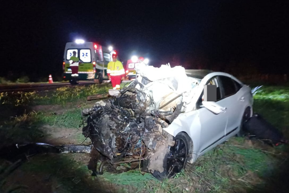 Casal morre após carro bater de frente com caminhão na BR-153, em Porangatu