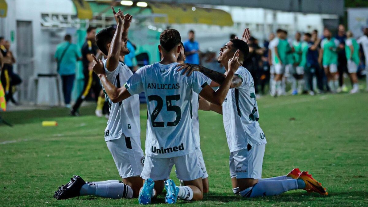 Goiás goleia Amazonas por 4 x 0 e se mantém vivo na briga pelo acesso