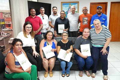 Prefeitura entrega a famílias concessões de lotes