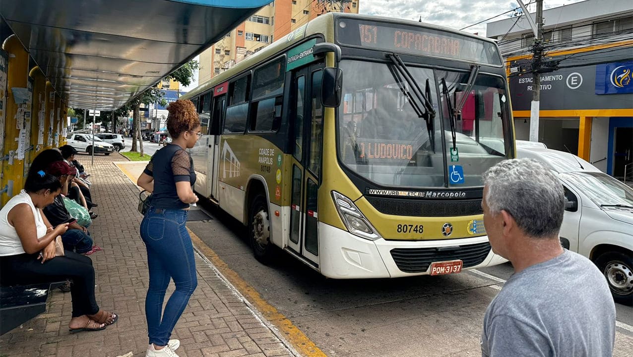 Os dilemas de quem depende do transporte público para chegar ao trabalho em Anápolis