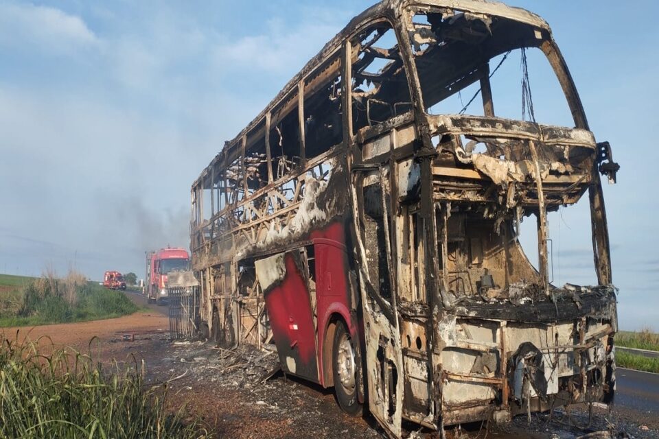 Ônibus que levava 32 passageiros pega fogo entre Jataí e Rio Verde