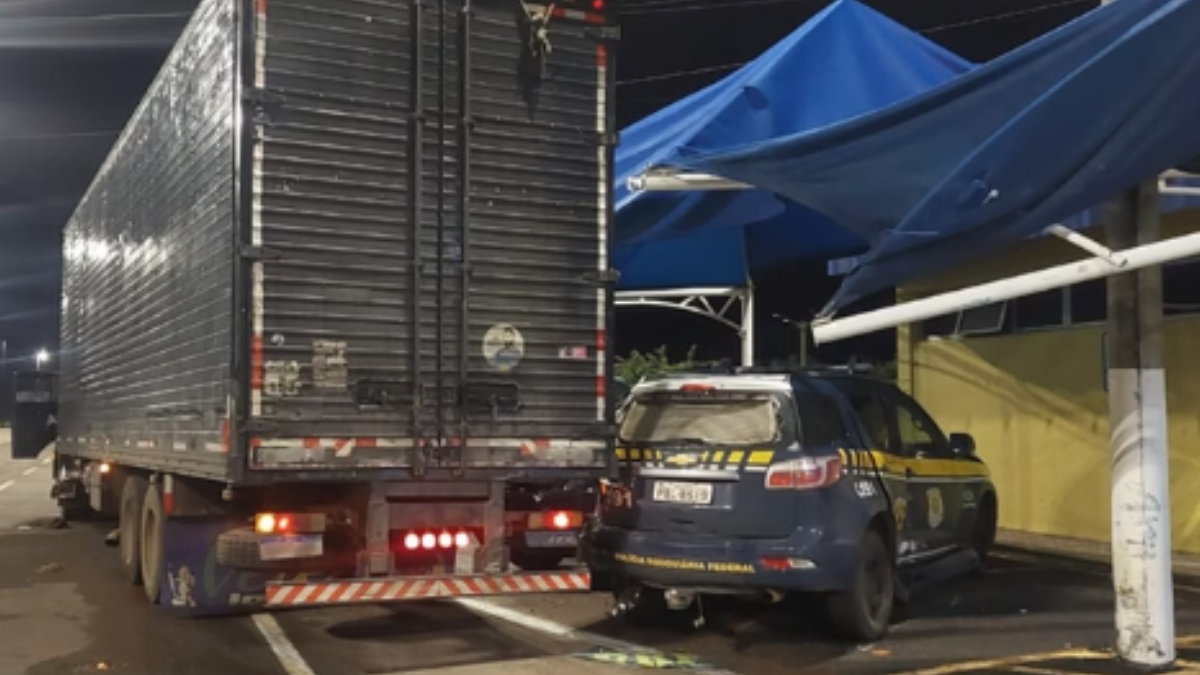 Caminhoneiro indignado com julgamento de Bolsonaro invade PRF no DF