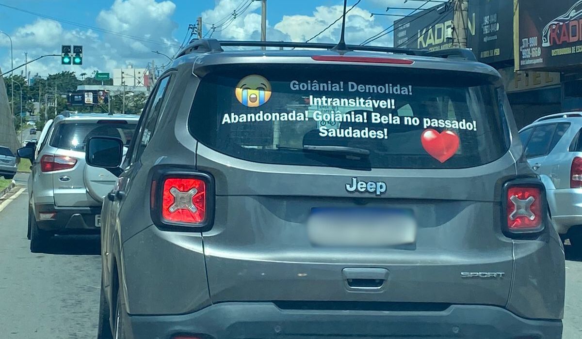 Adesivo em carro chama atenção de quem passa pelas ruas de Goiânia e Anápolis