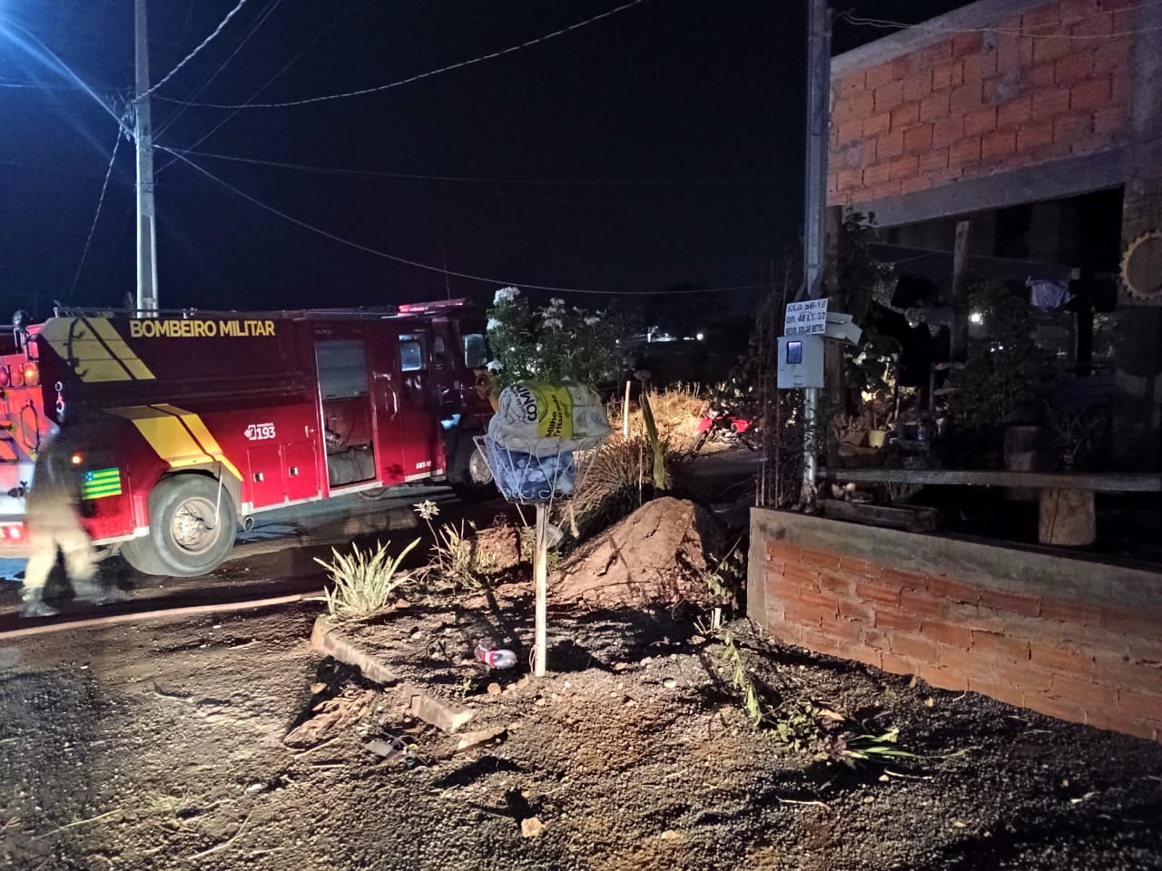 Bombeiros em Mineiros atendem incêndio em residência, com uma vítima fatal