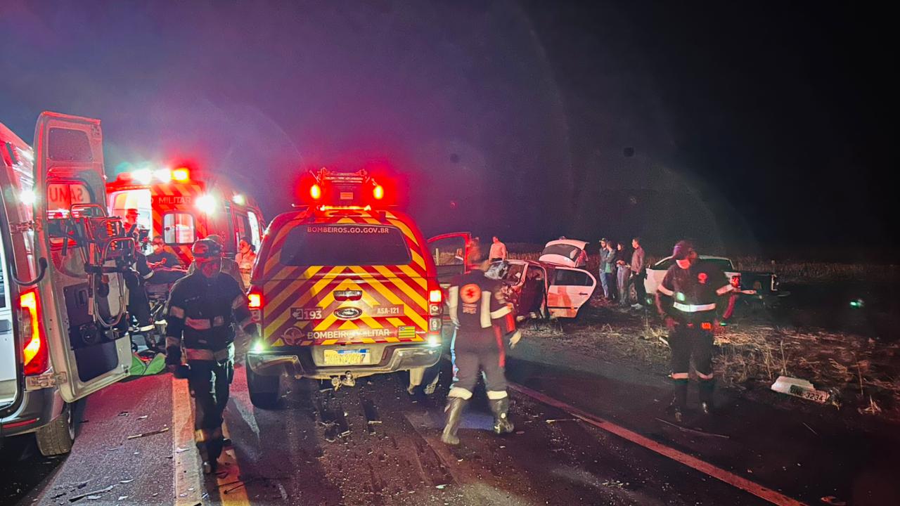 Bombeiros atendem colisão em acidente de trânsito na GO-060 em Nazário