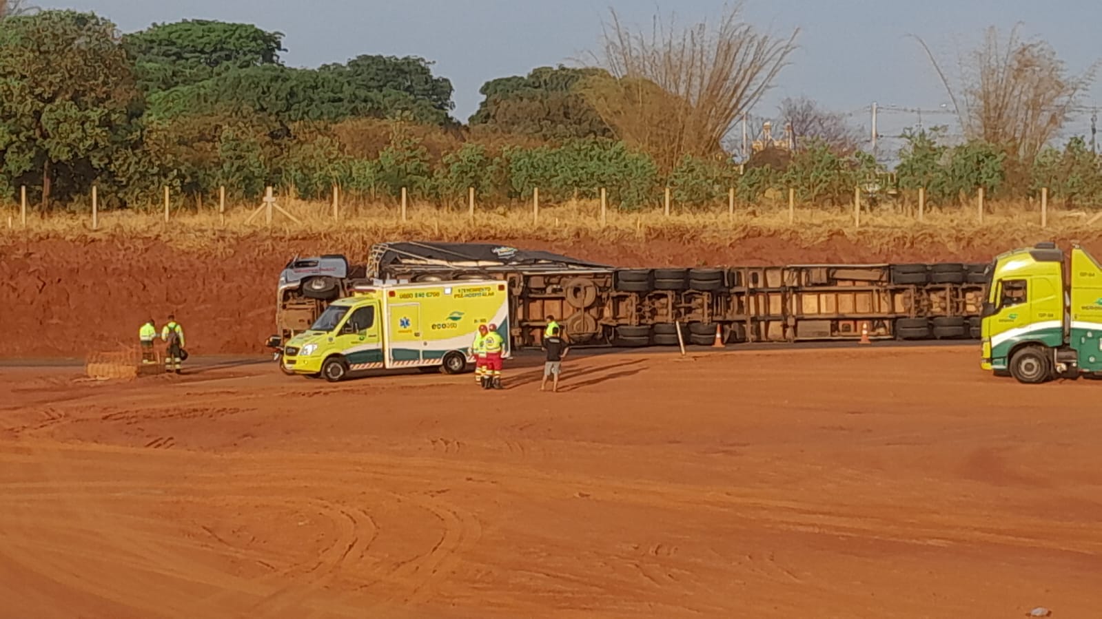 Carreta carregada com algodão tomba na BR-050 em Catalão