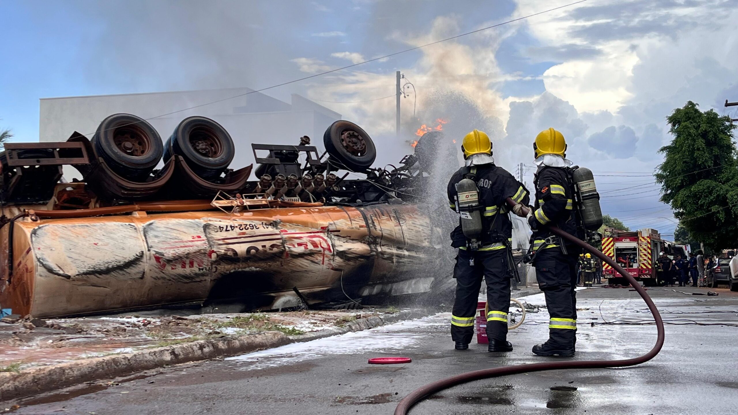 Acidente com caminhão-tanque em Rio Verde deixa quatro vítimas