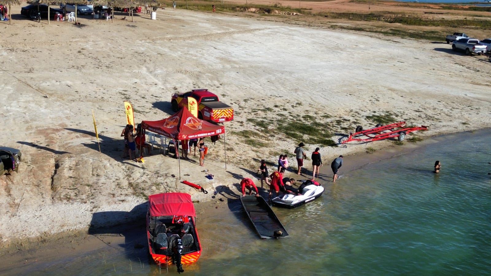 Bombeiros resgatam cinco pessoas após naufrágio de embarcação no Lago Azul, em Três Ranchos