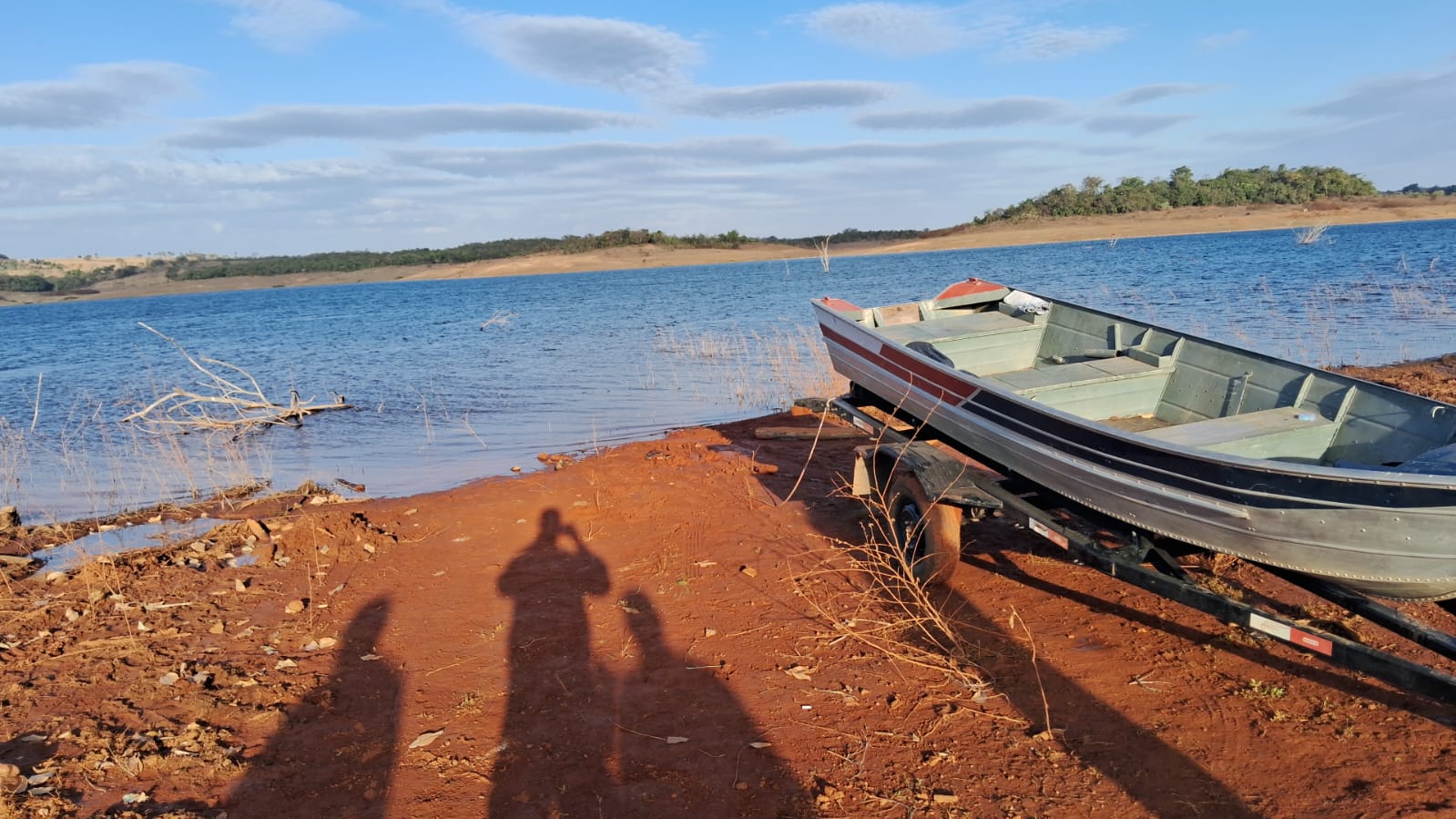 Homem morre afogado durante passeio de barco em represa de Cascalho Rico