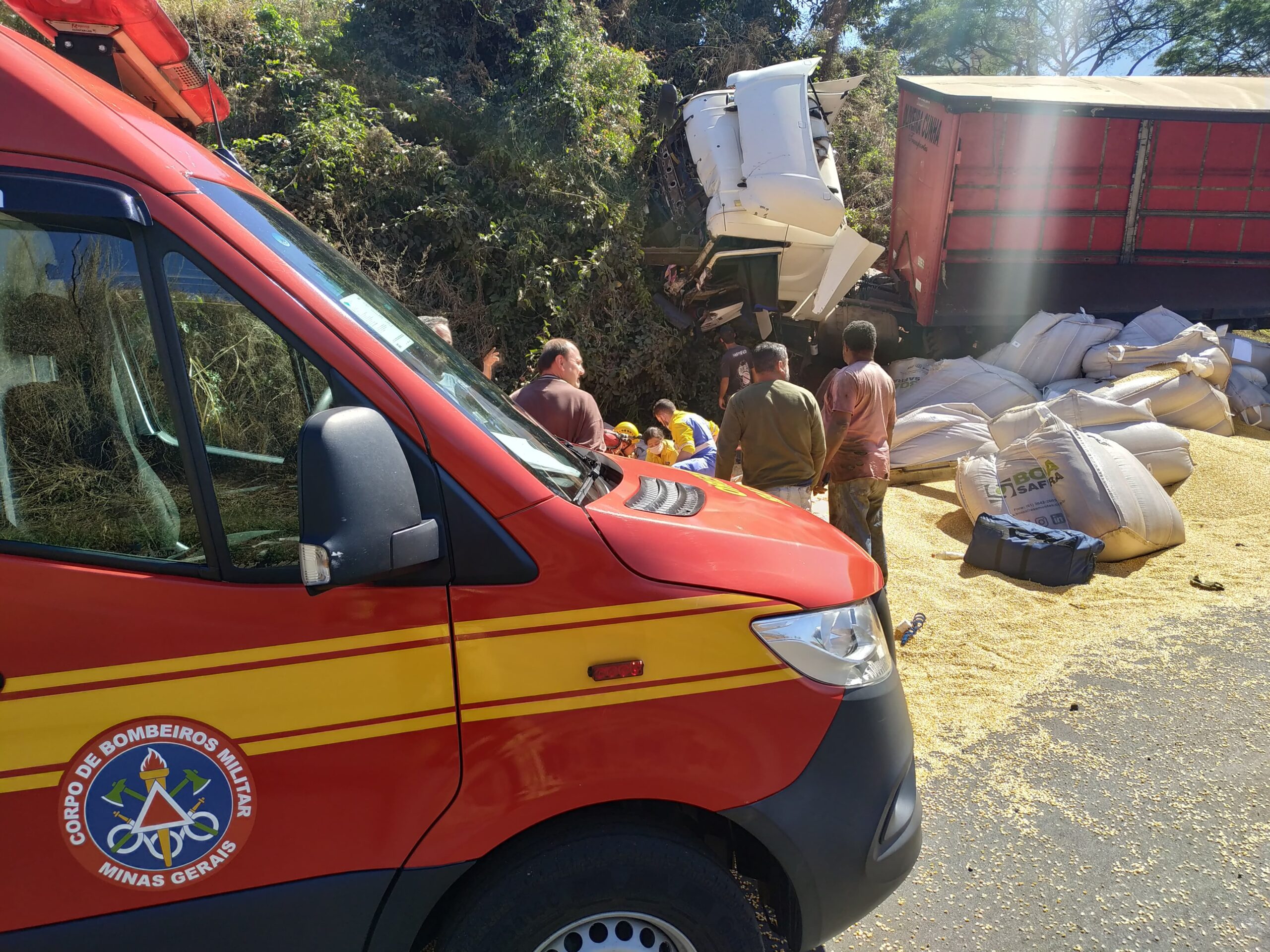 Acidente entre carretas deixa motorista ferido e carga espalhada no Anel Viário de Uberlândia
