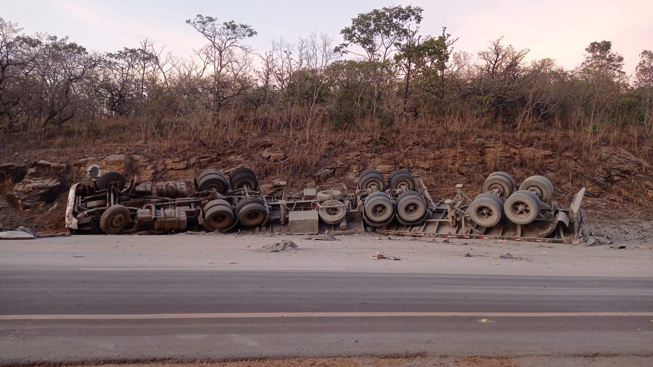 Carreta tomba na BR-414, em Corumbá de Goiás, e motorista morre no local