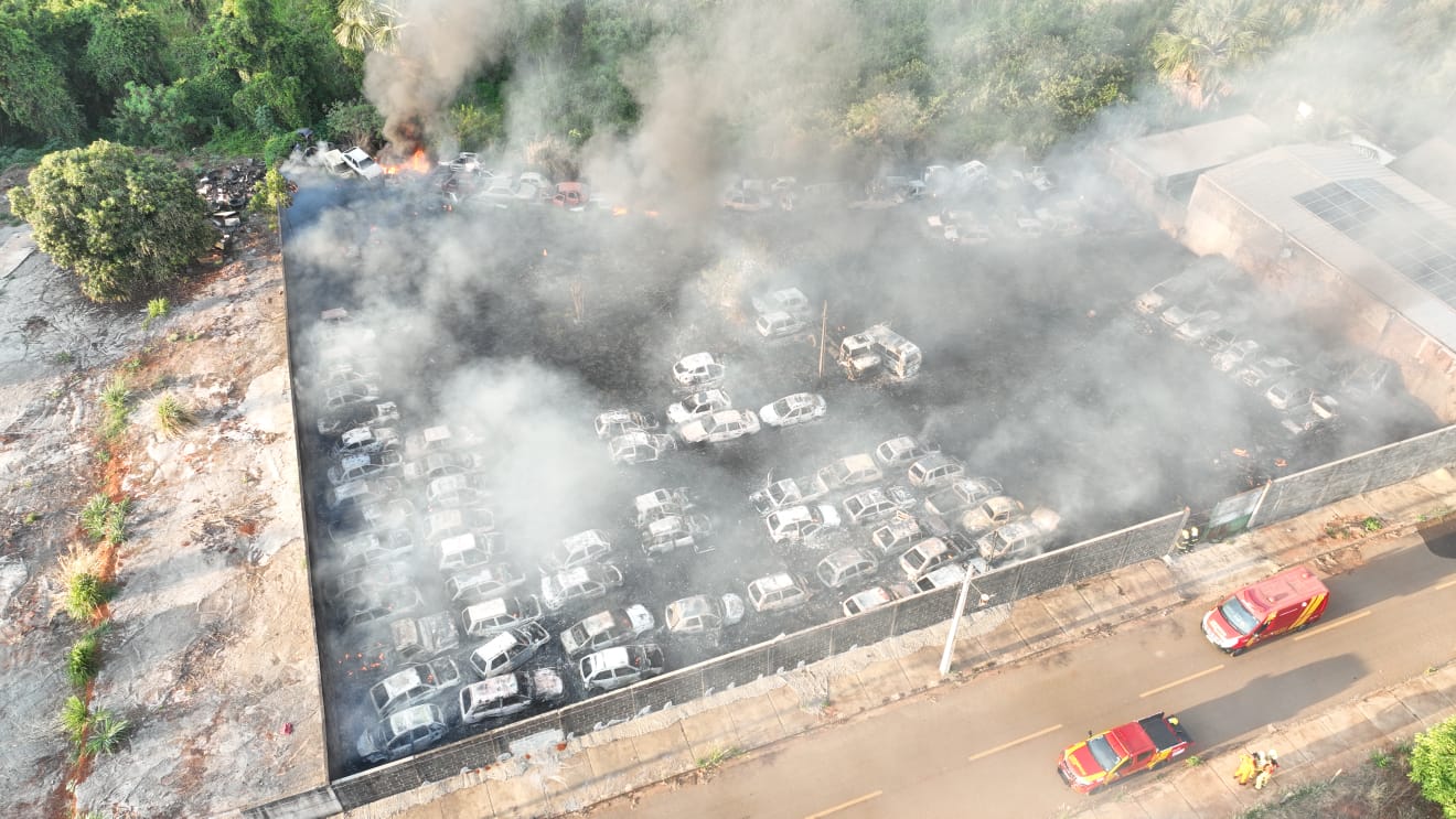 Incêndio atinge depósito de veículos da PC em Catalão na madrugada desta terça-feira