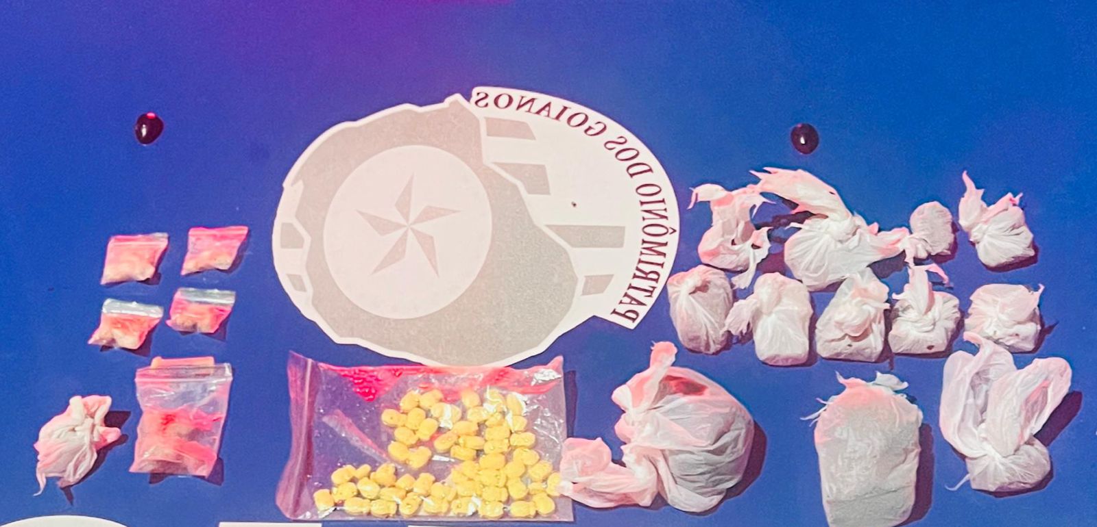 Adolescente é apreendido por tráfico de drogas após mãe encontrar entorpecentes escondidos em casa, em Pires do Rio