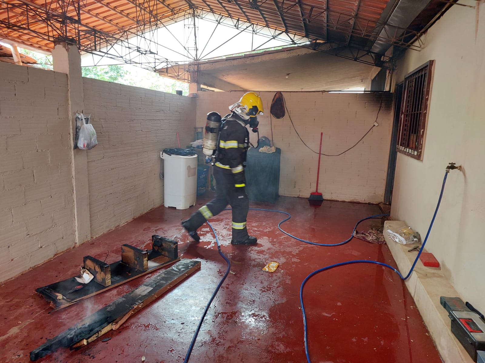 Incêndio em residência é controlado pelo morador e Bombeiros fazem rescaldo em Ouvidor