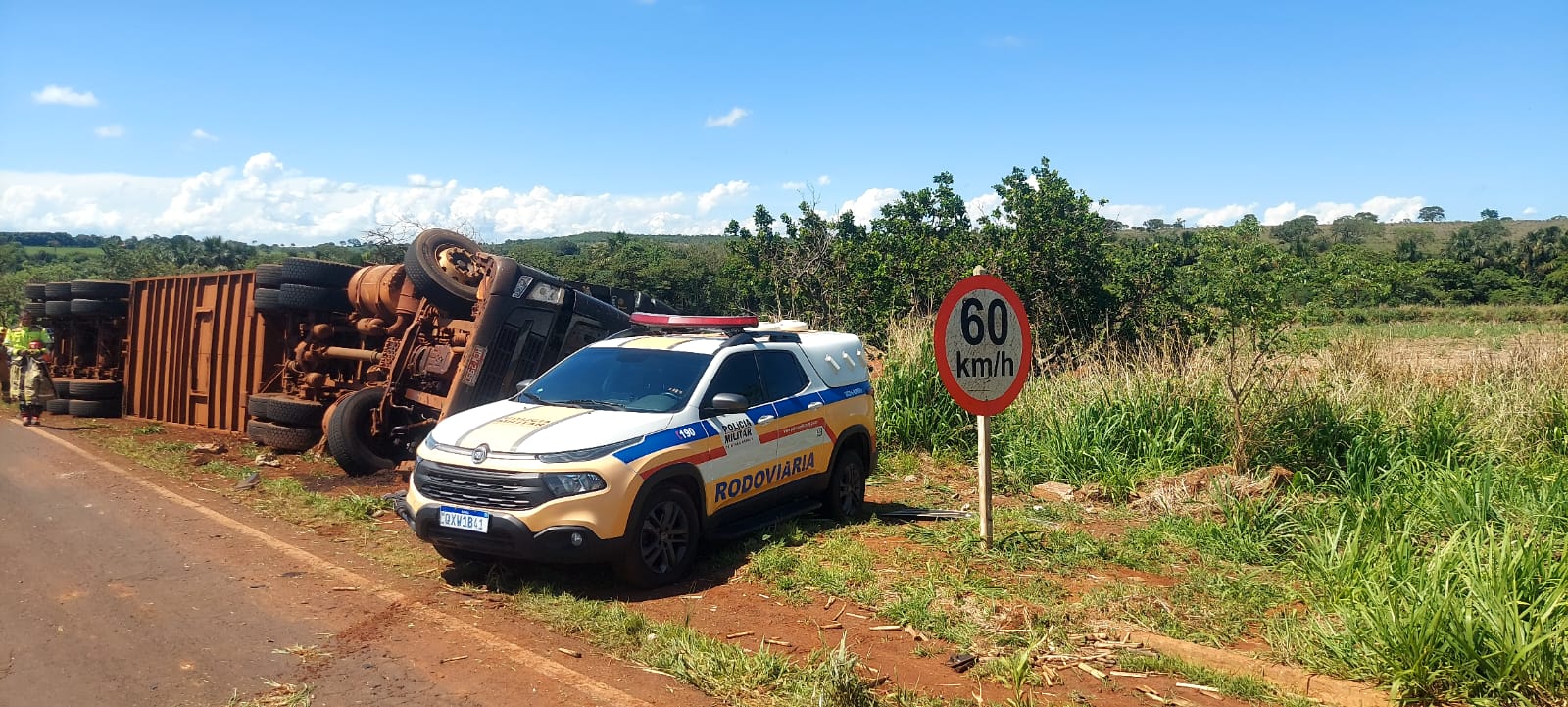 Carreta tomba após ultrapassagem e motorista morre na MGC-154, em Ituiutaba