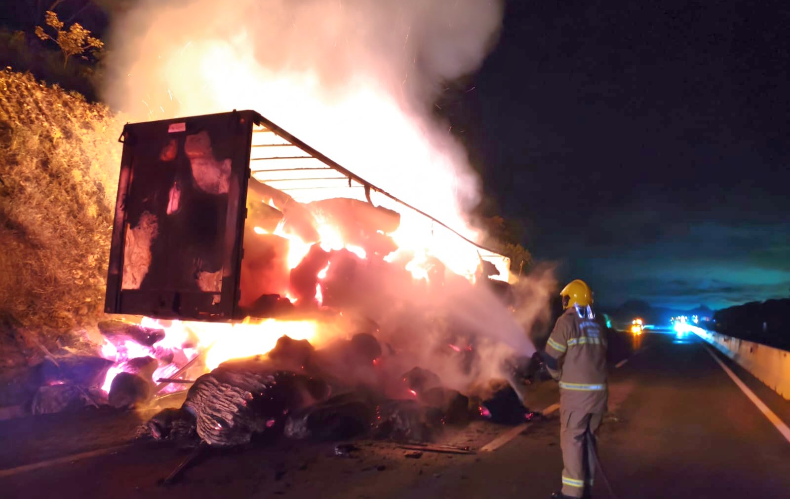 Incêndio em veículo e acidente com motorista inabilitado marcam final de semana na BR 050