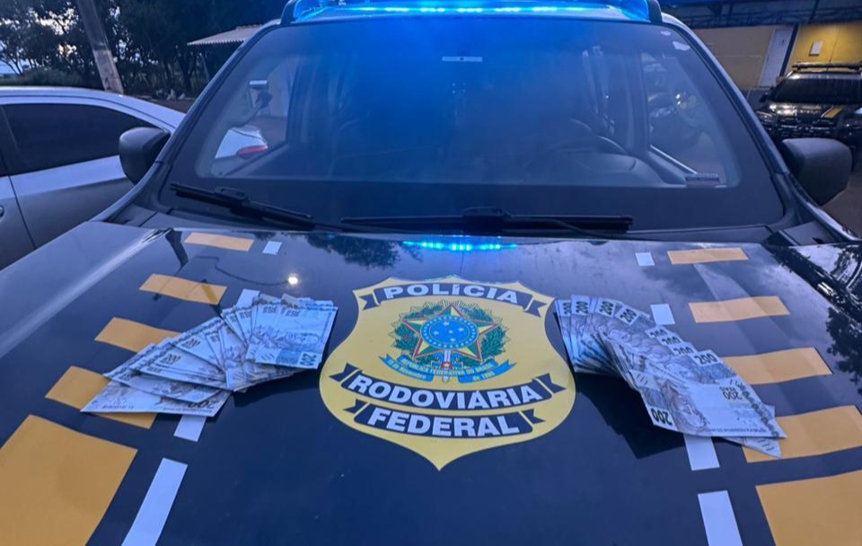 PRF apreende R$ 30 mil em notas falsas escondidas em painel na BR-153