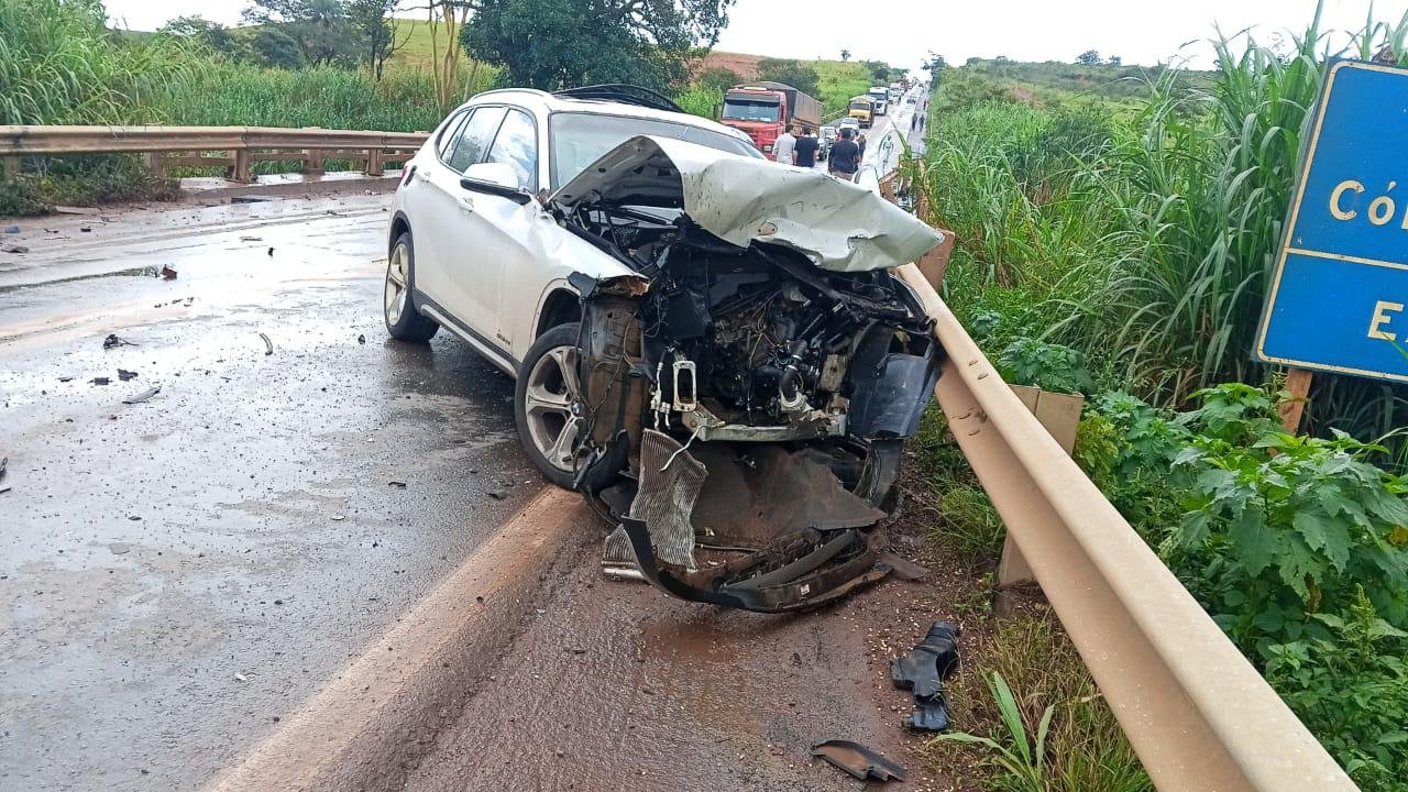 Acidente envolvendo cinco veículos deixa um ferido leve na BR-352, em Patos de Minas