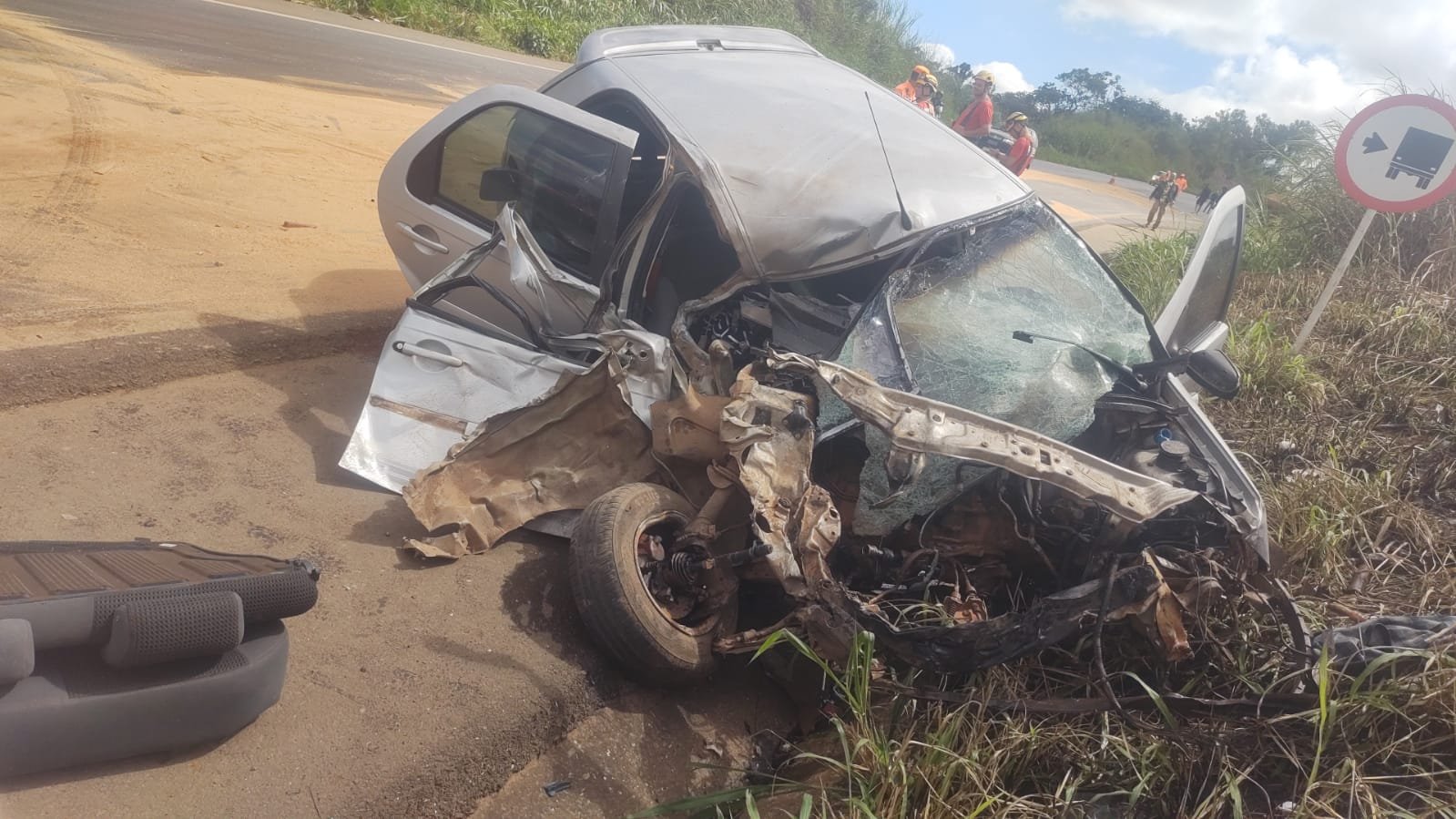 Colisão frontal entre carro e caminhão deixa mulher gravemente ferida na MGC-354