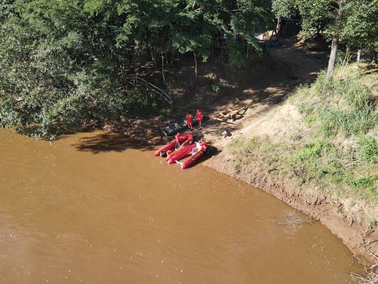 Bombeiros realizam buscas e localizam vítima de afogamento no Rio das Almas, em São Luiz do Norte
