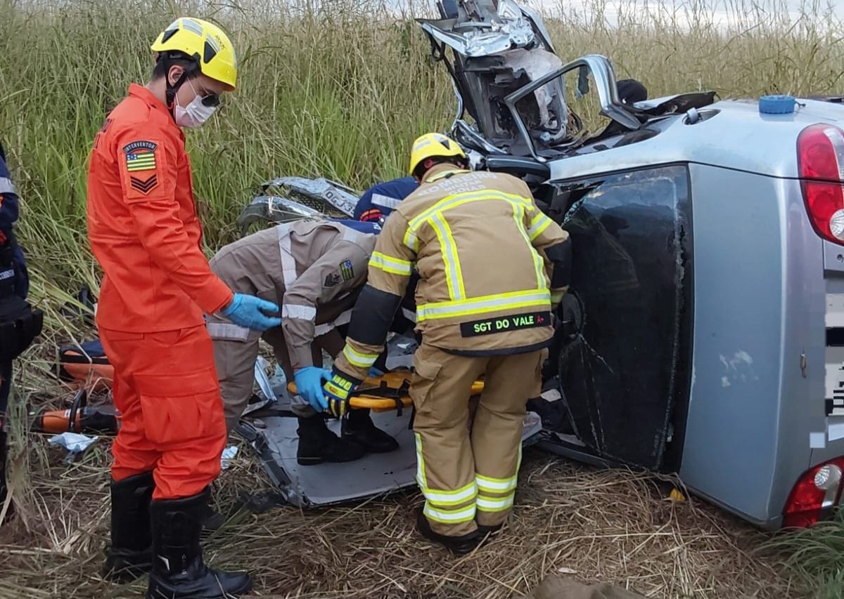 Grave acidente na GO-213 deixa feridos e provoca incêndio às margens da rodovia