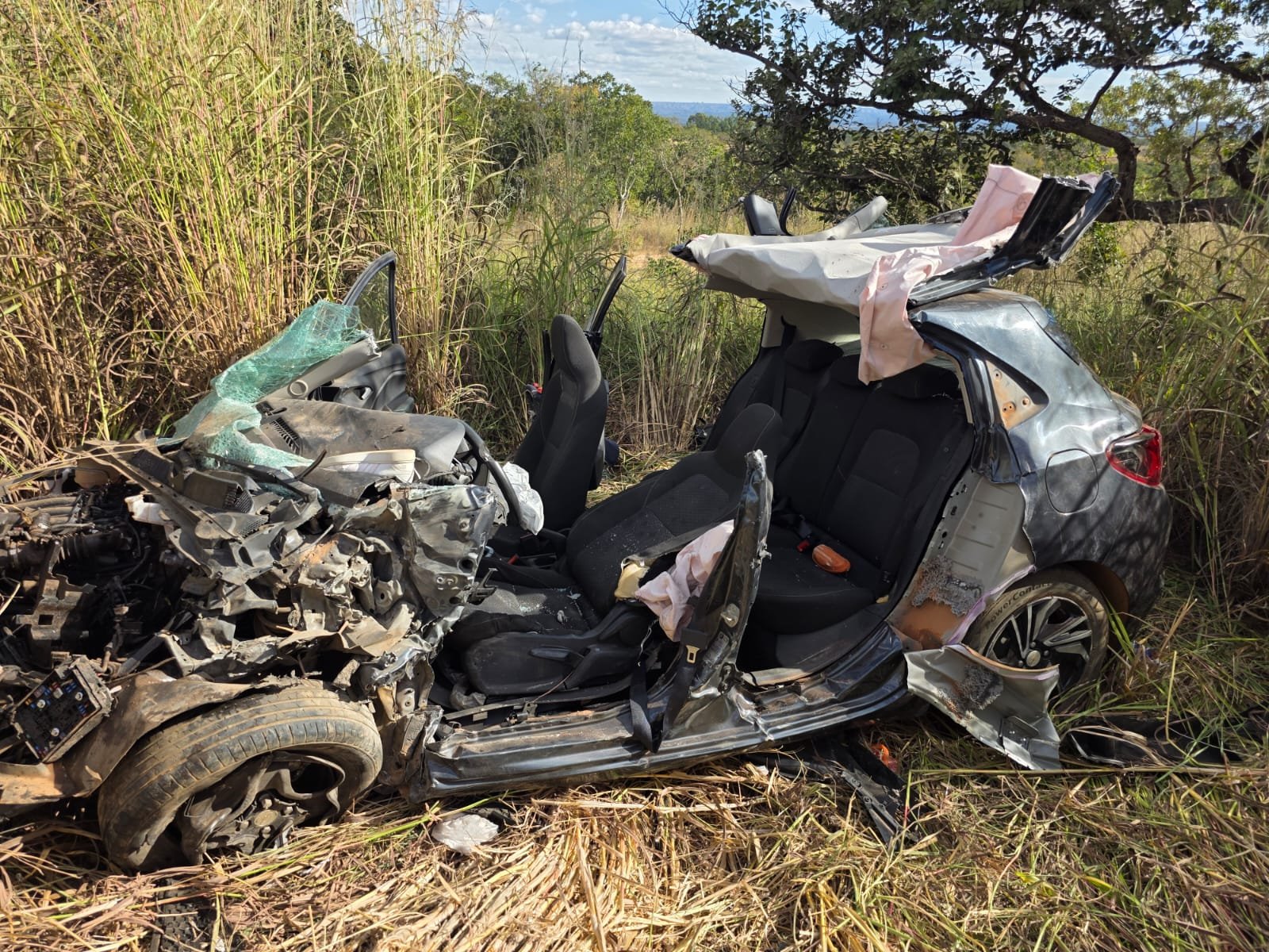 Colisão entre caminhão e carro deixa uma mulher morta na MG-188, em Unaí