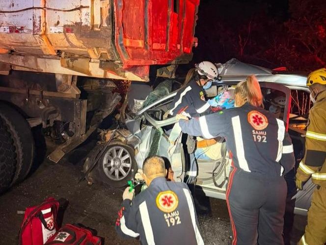 Motorista fica preso às ferragens após colisão entre carro e caminhão na GO-213, em Ipameri