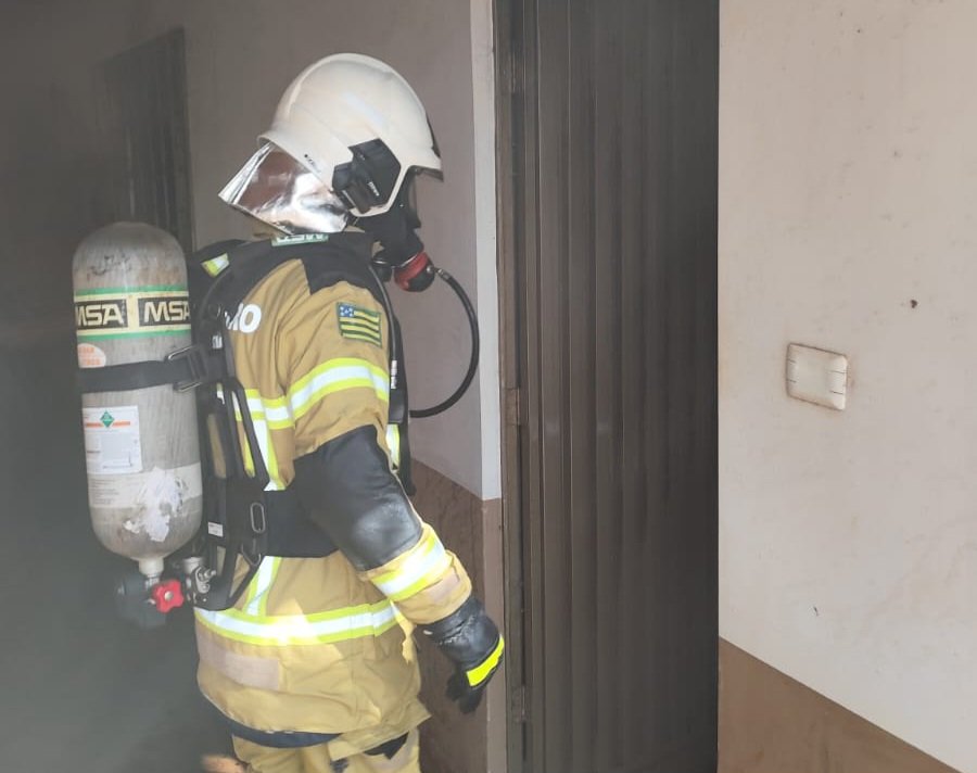 CBMGO combate incêndio em residência e evita que chamas se espalhem para outros cômodos em Itumbiara