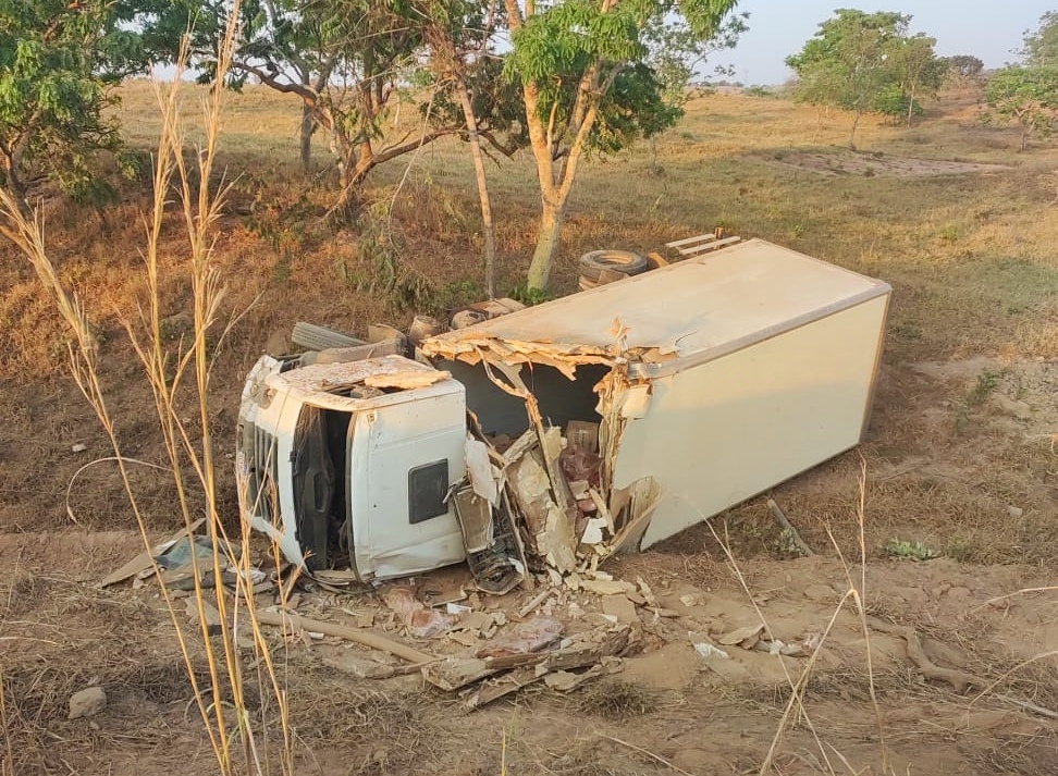 Acidente na GO-330: Caminhão tomba após curva e deixa motorista ferido