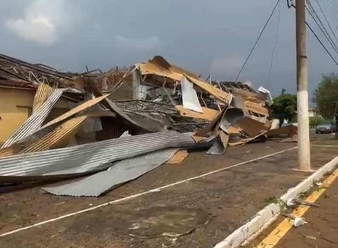 Tempestade com ventos fortes provoca estragos em Três Ranchos