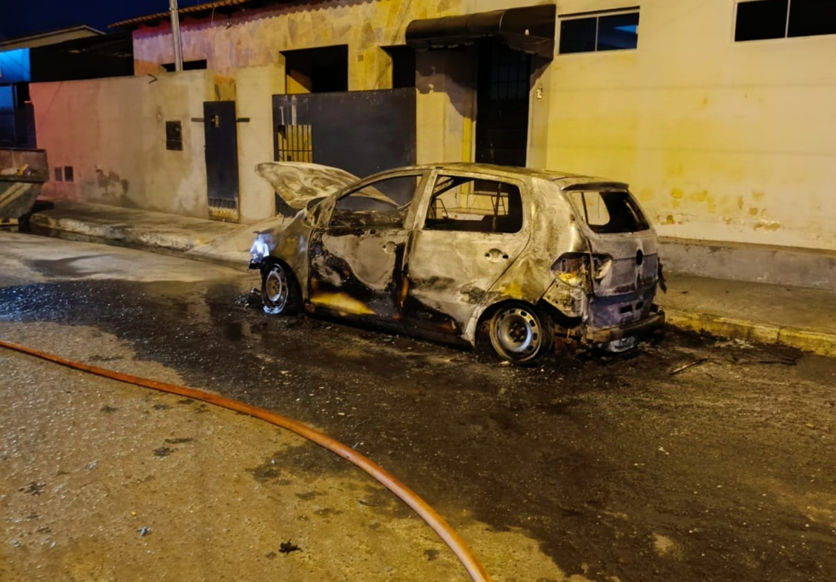 Incêndio destrói veículo de passeio no centro de Ipameri