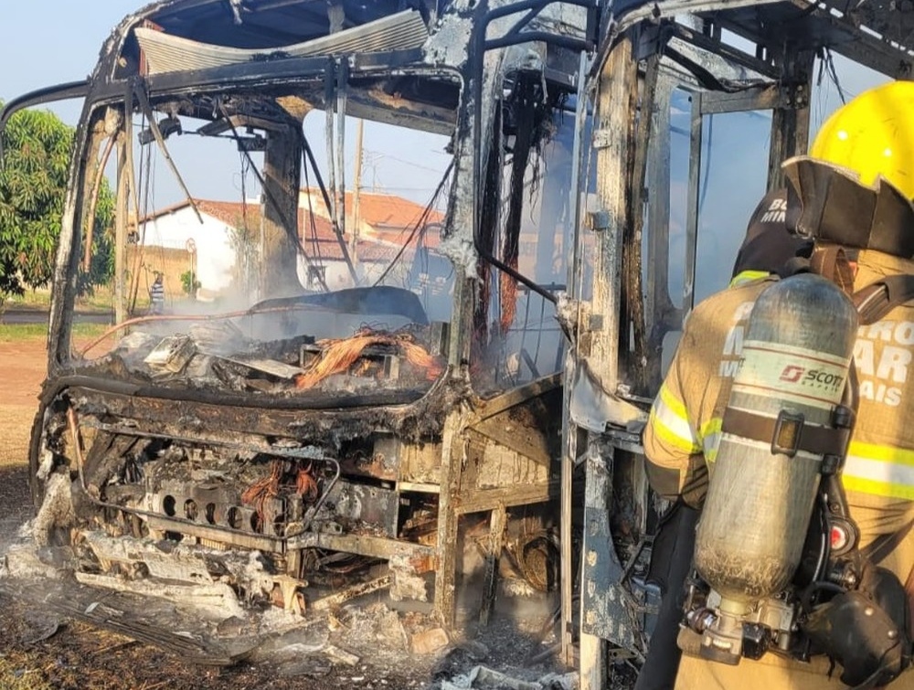 Ônibus pegam fogo e ficam destruídos no Terminal Santa Luzia em Uberlândia