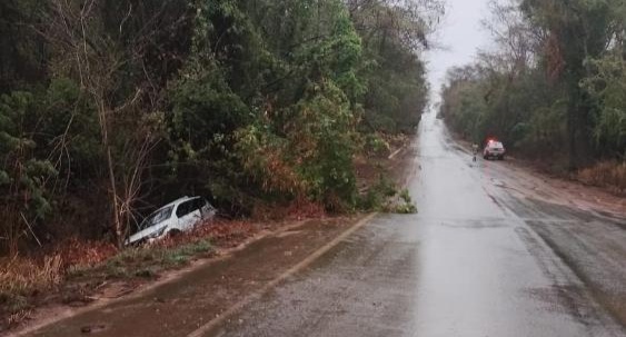 Veículo sai da pista na GO-330 e deixa cinco feridos próximo a Urutaí