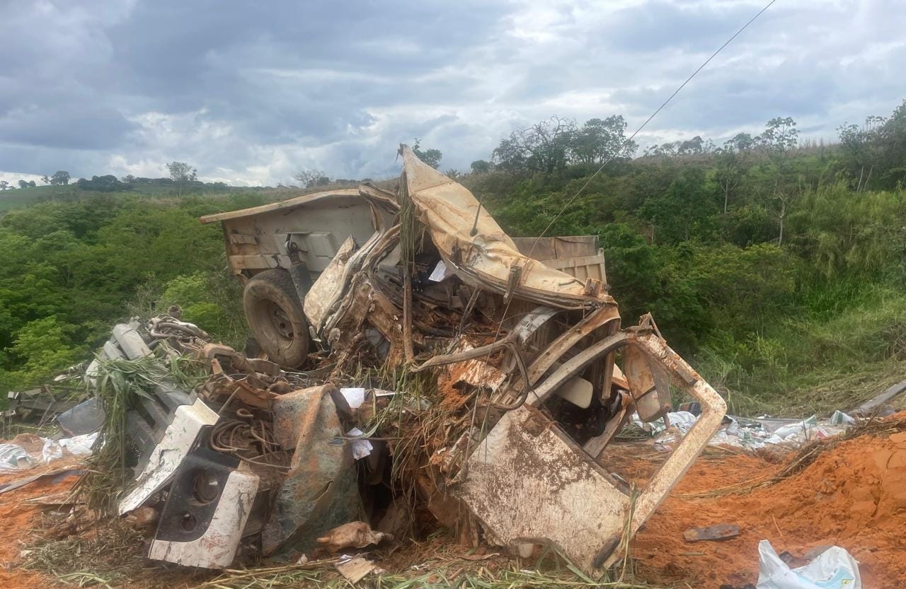 Colisão entre caminhões na MGC-354 em Patos de Minas deixa uma vítima fatal