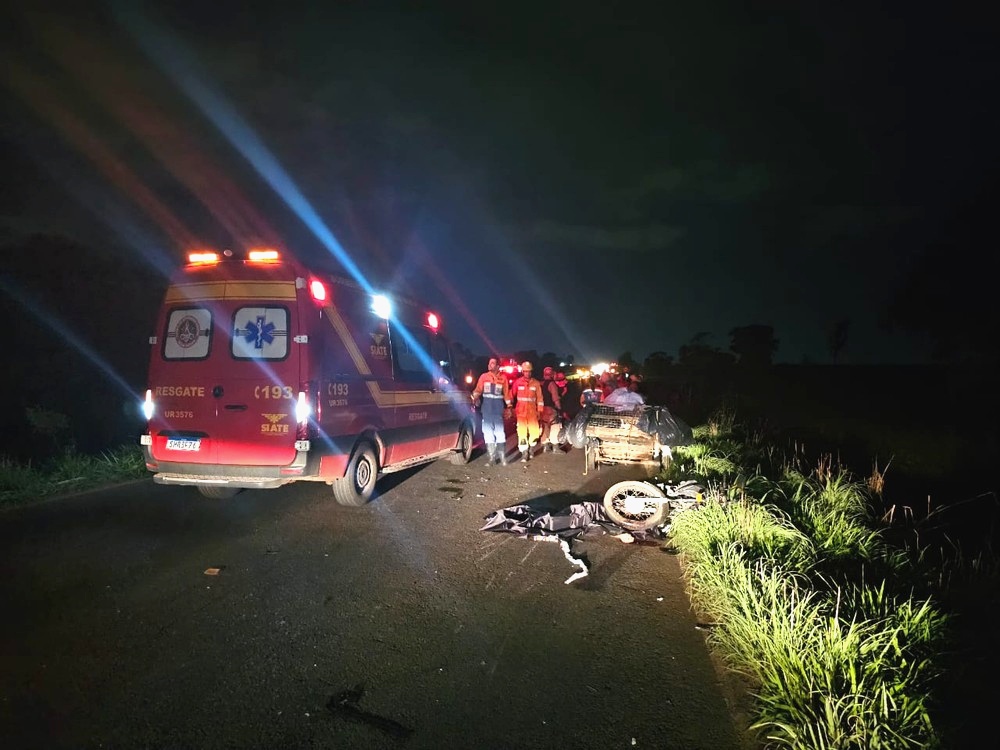 Motociclista bate em carretinha sem sinalização, cai em avenida e morre atropelado em Uberlândia