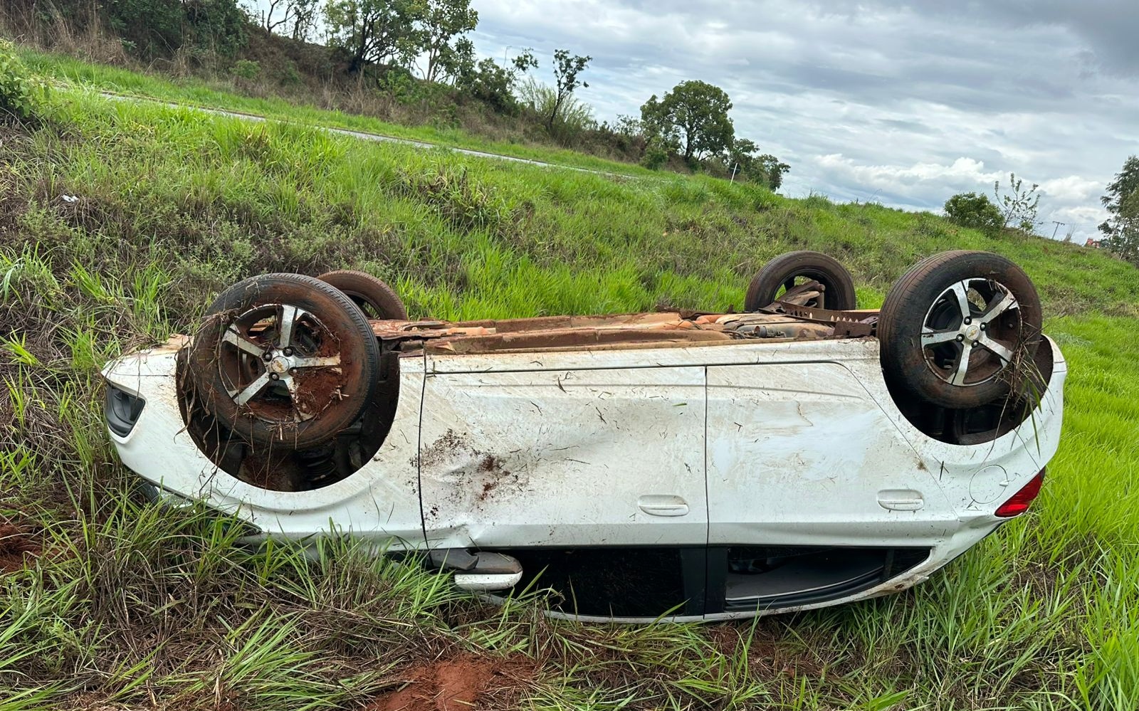 Acidente de trânsito deixa criança com ferimentos leves na BR-352 em Patos de Minas