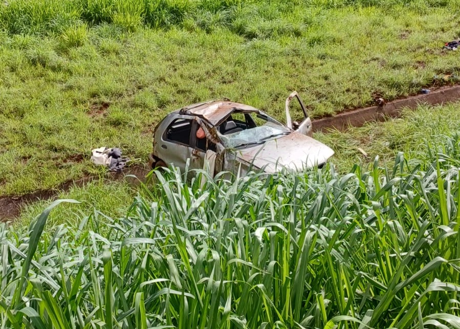 Carro com sete pessoas sai da pista e capota na BR-452, em Rio Verde