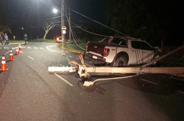 Caminhonete colide com poste e motorista fica preso entre fios energizados em Uberlândia