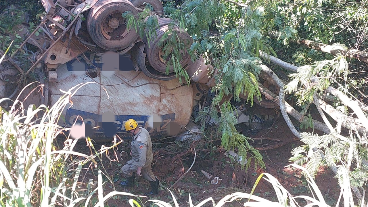 Caminhão sai da pista e capota na GO-330 entre Catalão e Ouvidor