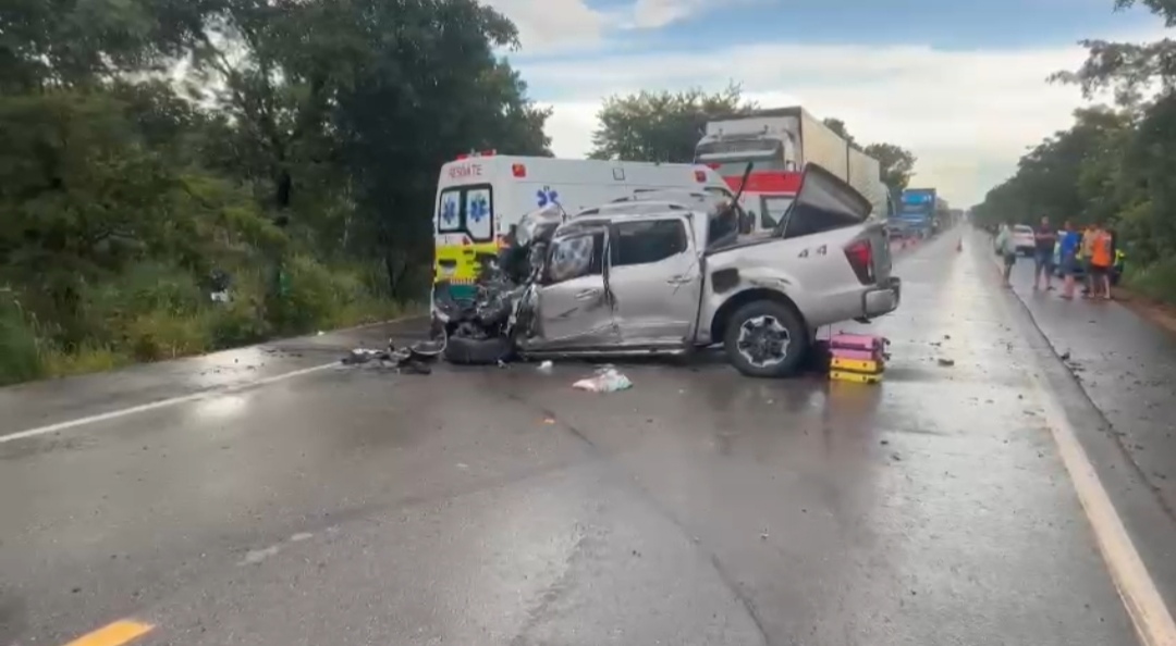 Trágico acidente na BR-153: colisão frontal entre caminhonete e caminhão deixa três mortos em Goiás