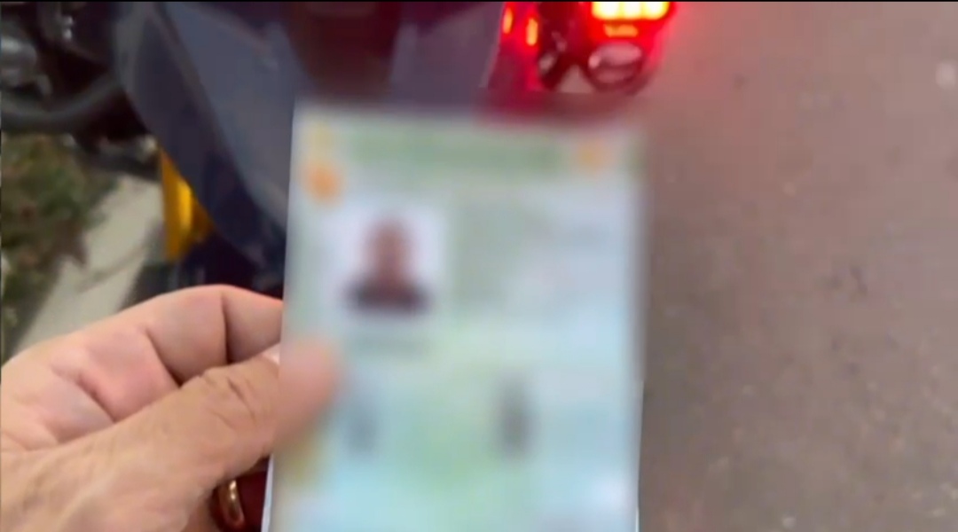 Homem é preso pela PRF ao apresentar CNH e aplicativo da Carteira Digital falsificados, na BR-153