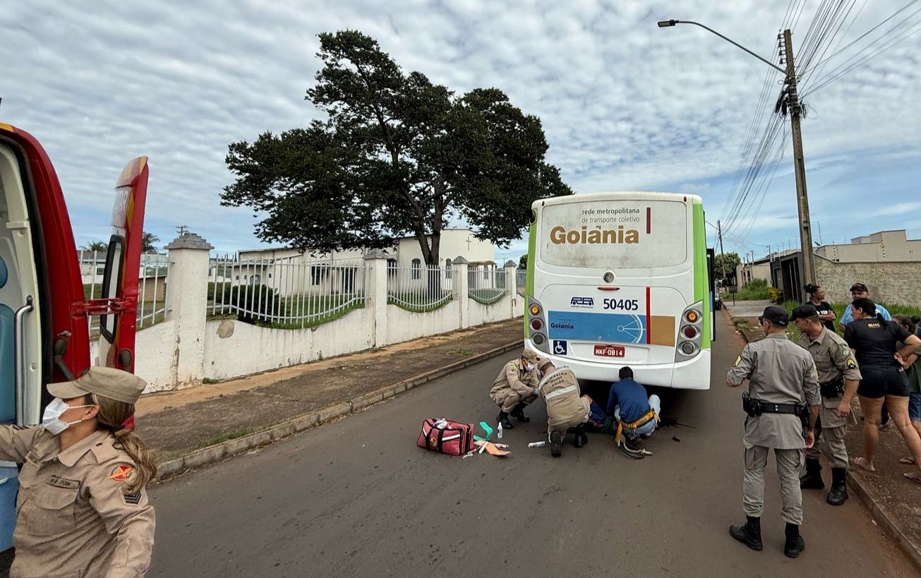 Criança é atropelada por ônibus em Nerópolis e transferida em estado grave para hospital em Goiânia