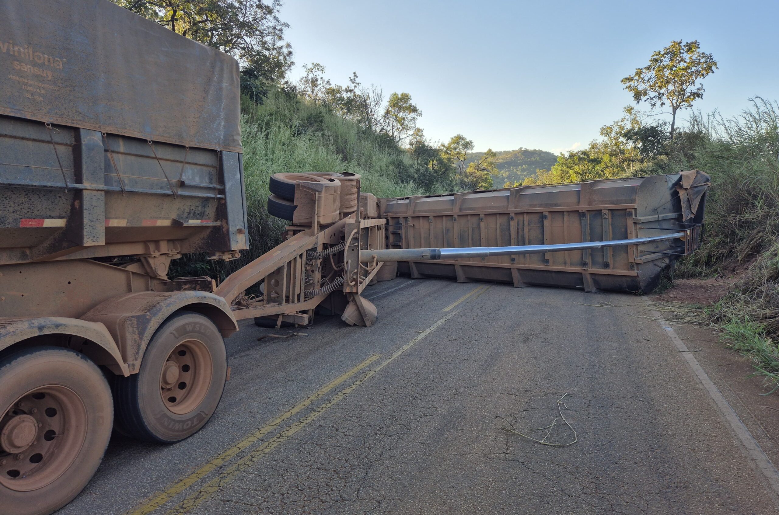 Tomba na MG-188 em Coromandel após perda de freios na Serra do Zico