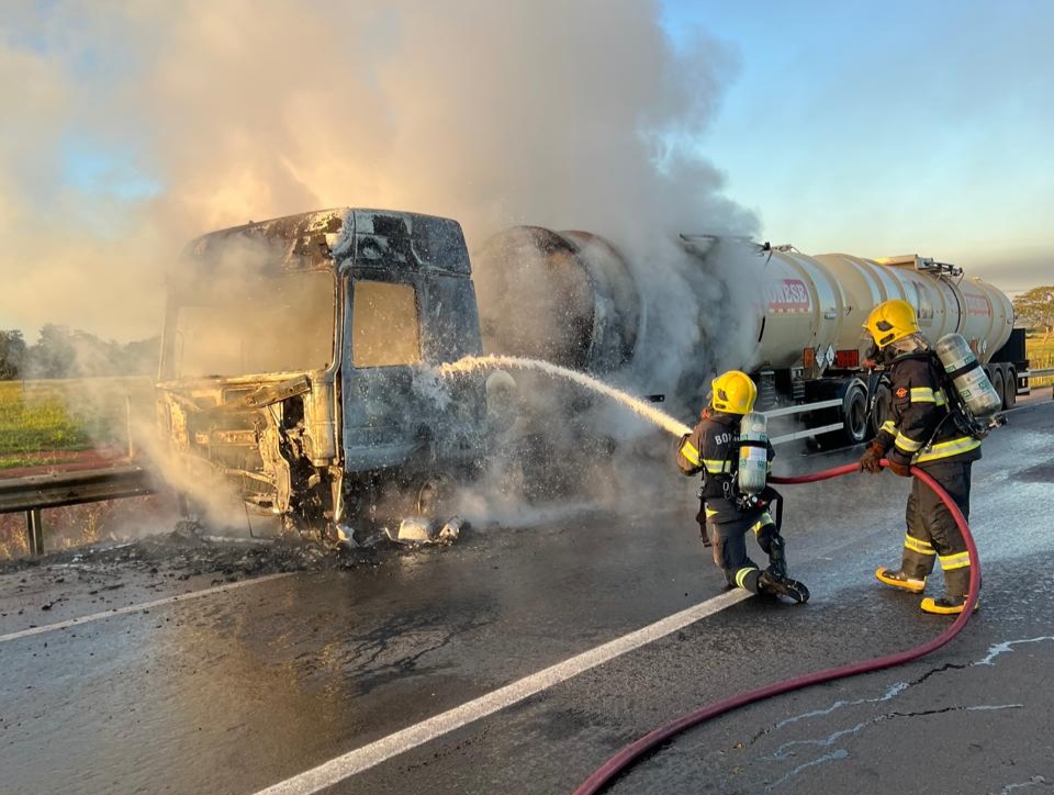 Bombeiros combatem incêndio em veículo de grande porte na BR-060