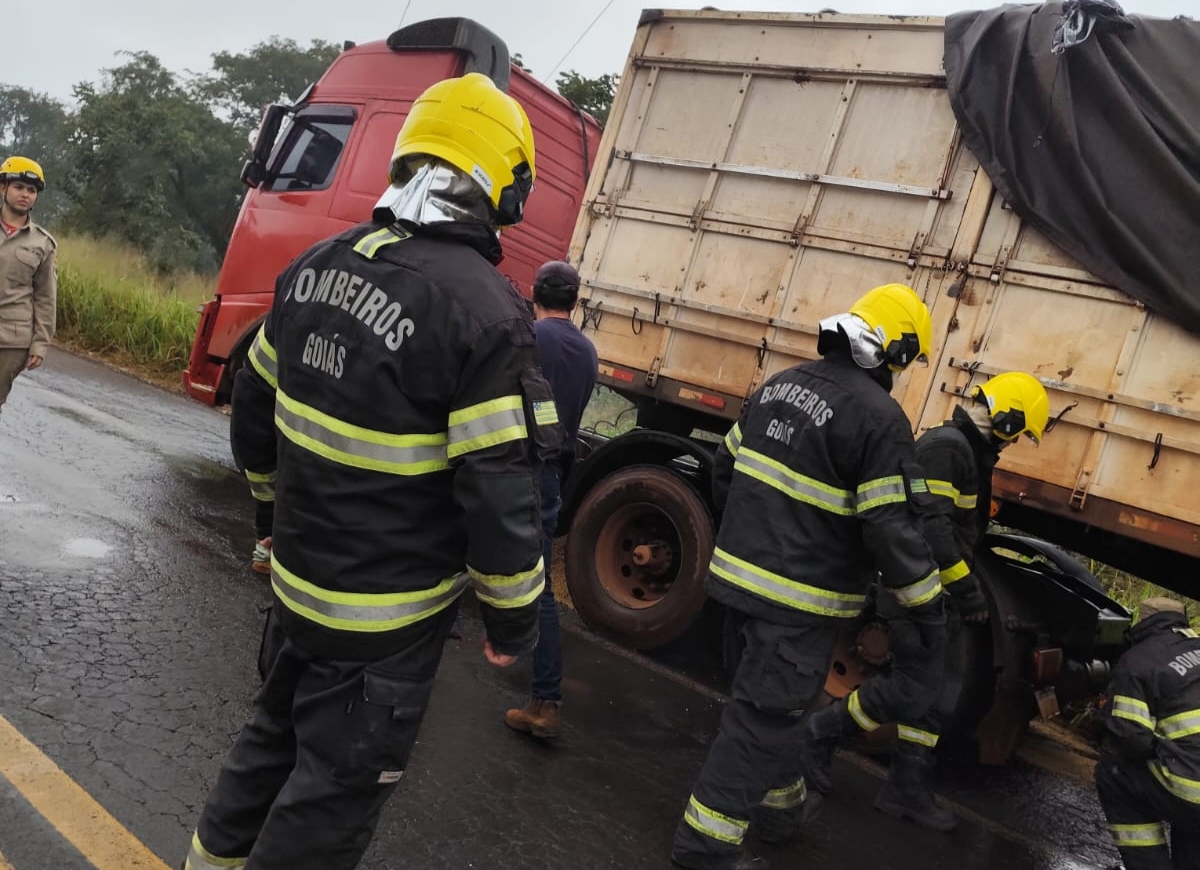 Bombeiros combatem incêndio em caminhão carregado com soja na BR-452, em Itumbiara