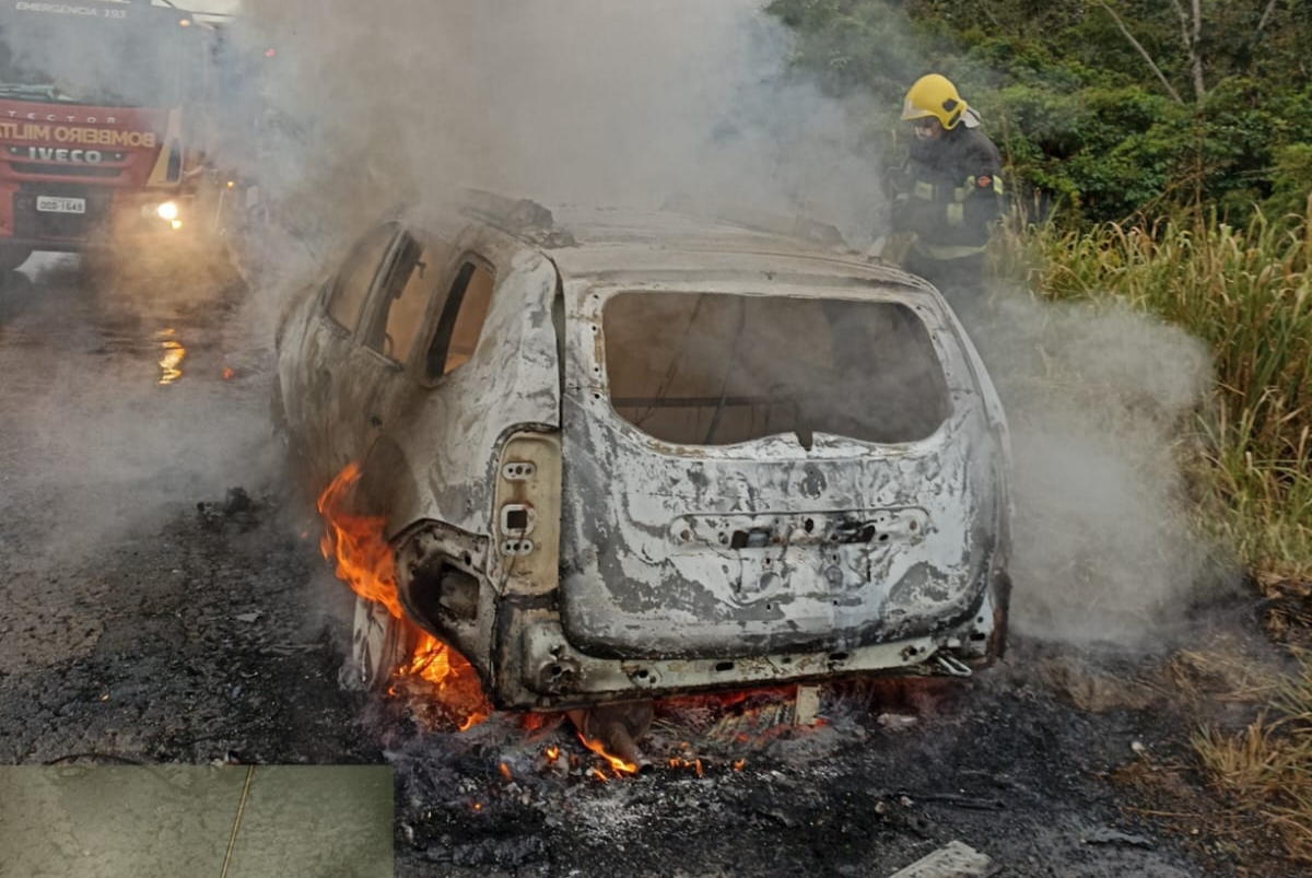 Bombeiros controlam incêndio em veículo na GO-330, próximo à Ponte do Veríssimo