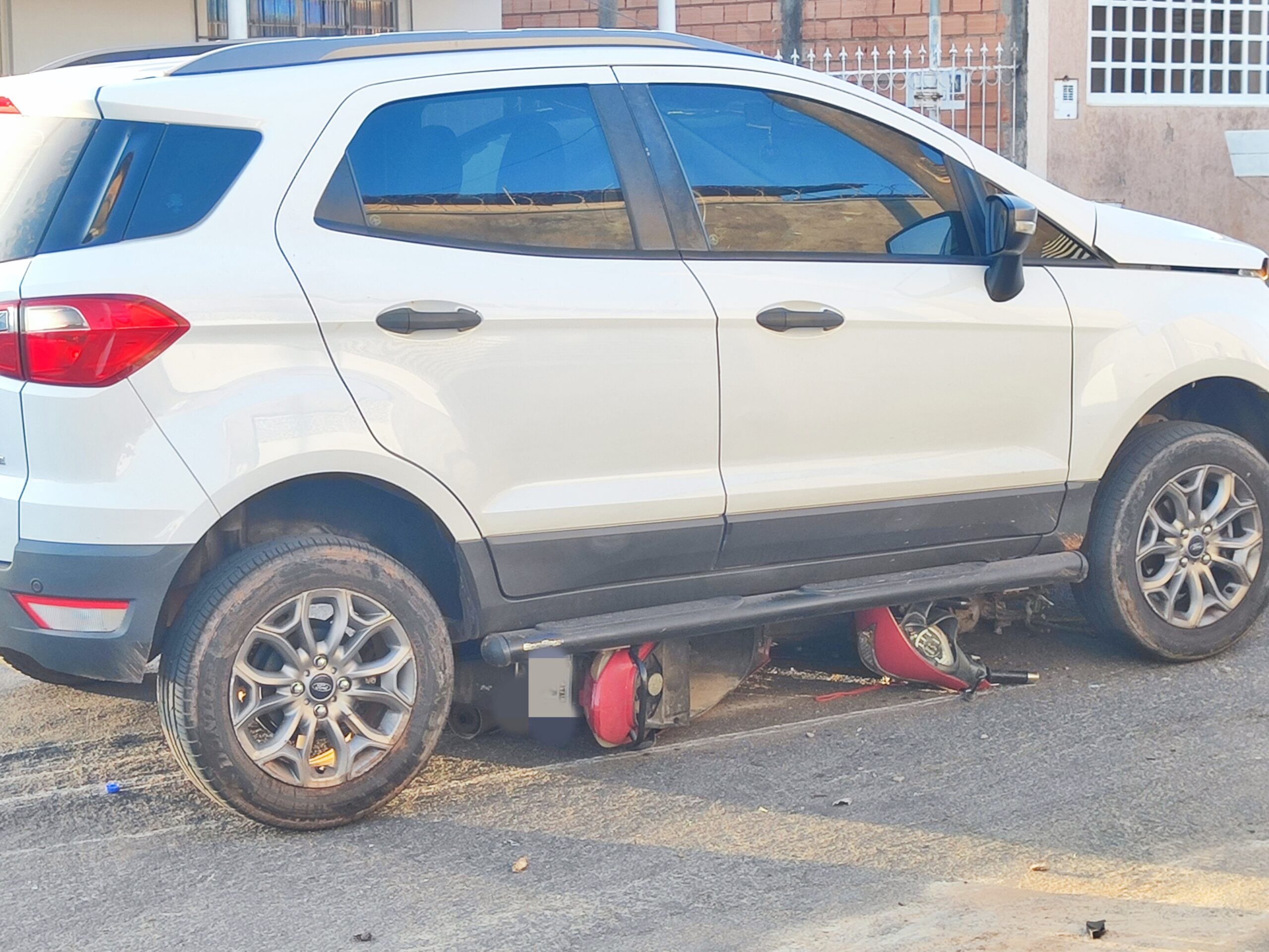 Bombeiros atendem acidente entre carro e moto na Vila Chaud, em Catalão