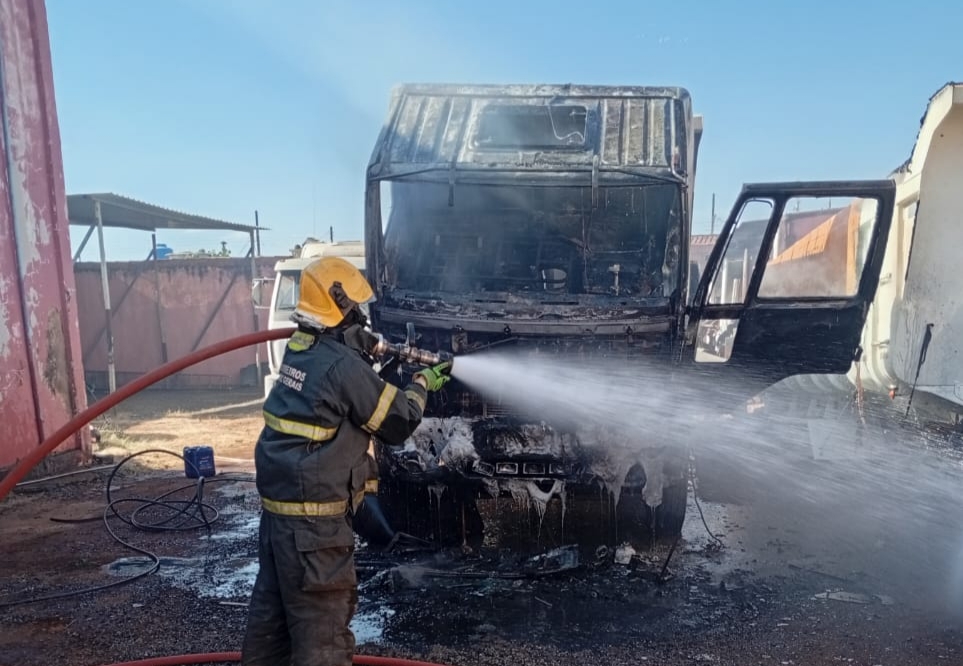 Caminhão pega fogo durante serviço de solda em Araguari; ninguém ficou ferido
