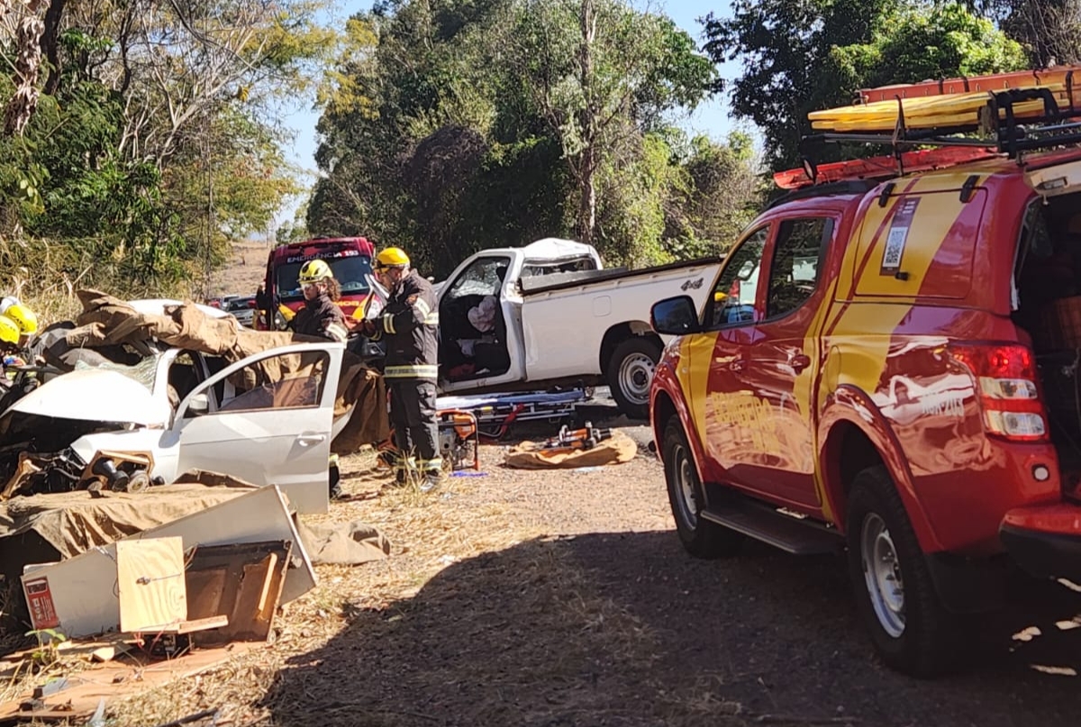 Grave acidente na GO-215 deixa três mortos e dois feridos na zona rural de Pontalina